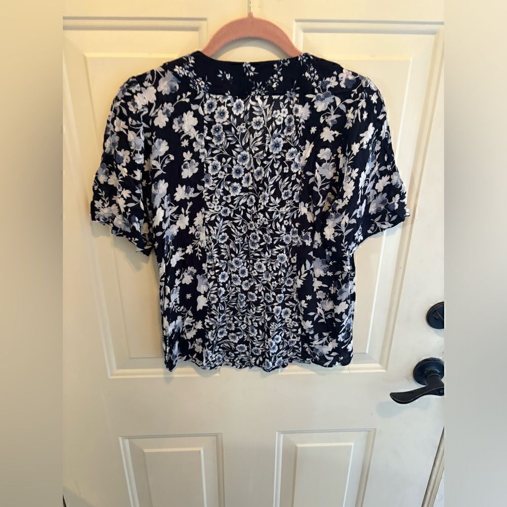 J Jill Navy and White Floral Top size XSP - Picture 4 of 5